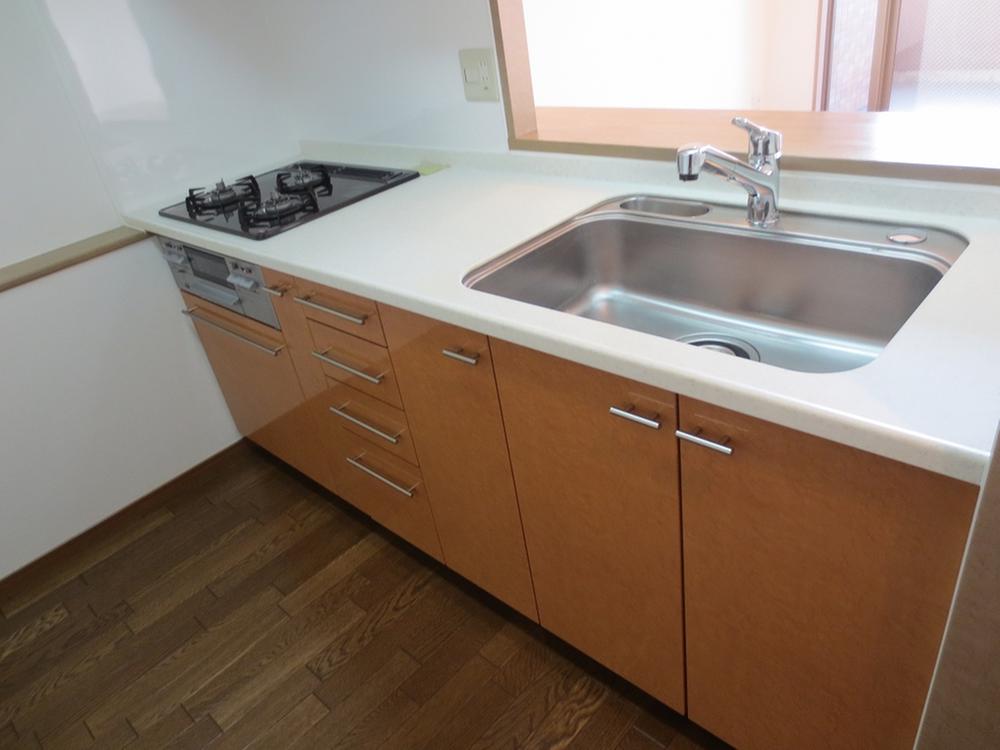 Kitchen. The spacious kitchen is Hakadori also day-to-day dishes!