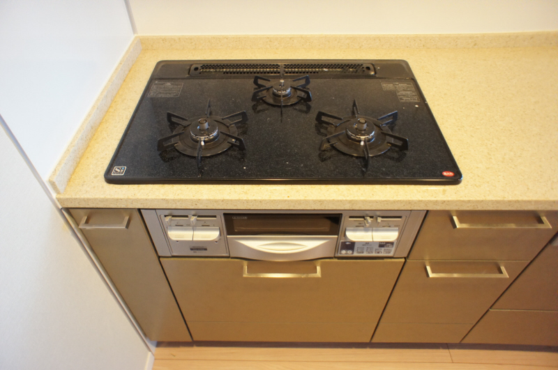 Kitchen. Gas 3-burner stove (with grill)