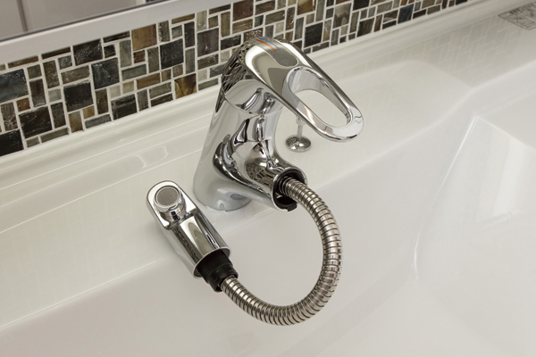 Bathing-wash room.  [Single lever mixing faucet] So that the water or hot water is delivered to every corner of the wash bowl, Single lever mixing faucet pull out the head has been adopted (same specifications)