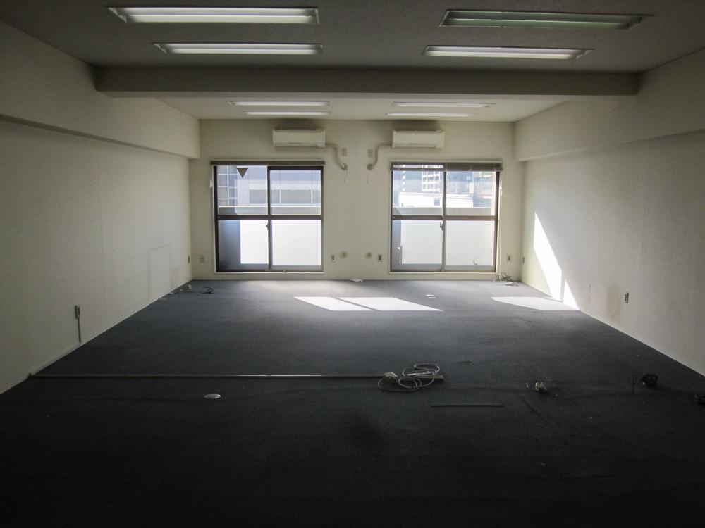 Living. Facing south