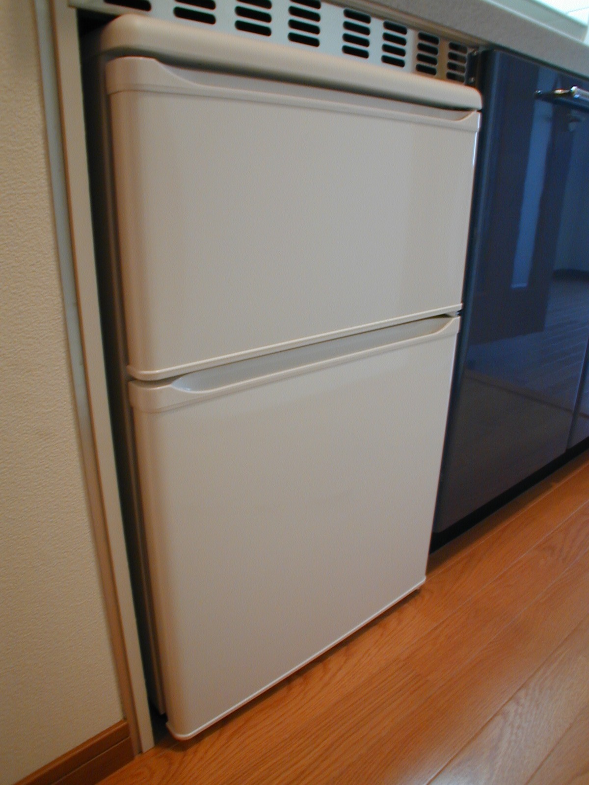 Other Equipment. With a two-door refrigerator! ! It is sufficient for one person living! 