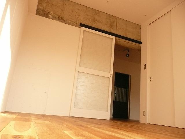 Non-living room. Western-style with 2 Pledge worth of closet