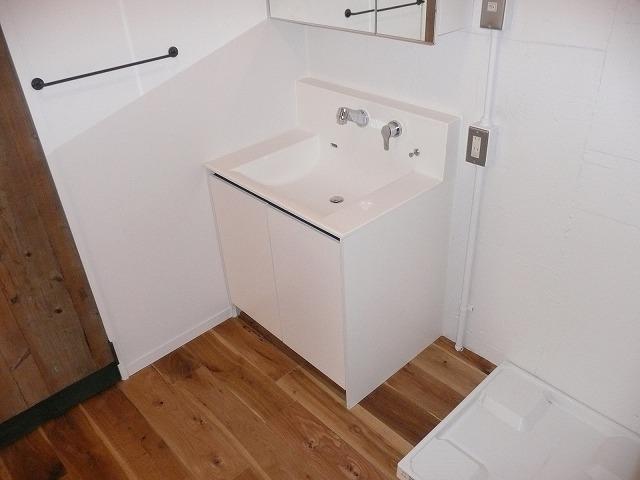 Wash basin, toilet. Clean wash the dressing room in the back of the wooden door