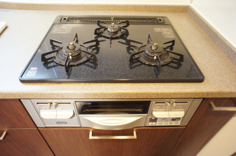 Kitchen. 3-neck gas stove with grill