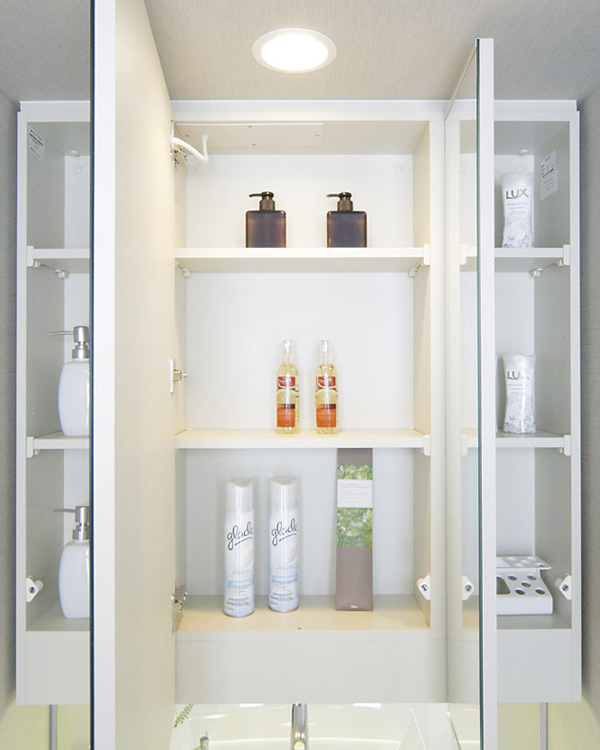 Bathing-wash room.  [Kagamiura storage] Cosmetics in three-sided mirror ・ Grooming supplies Kagamiura with storage etc. can be cleanly organize the (same specifications)