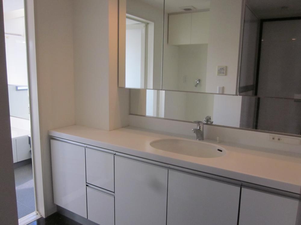 Wash basin, toilet. bathroom