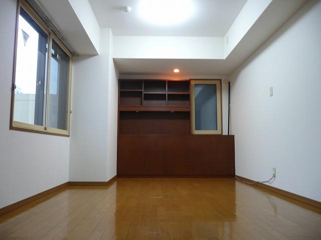Non-living room. South-facing broad Western-style