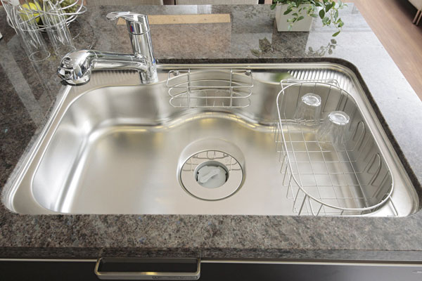 Kitchen.  [Wide silent sink] Whole washable wide type also skillet or large pot. Water draining with a net in the quiet specification to reduce the I sound has been adopted (same specifications)