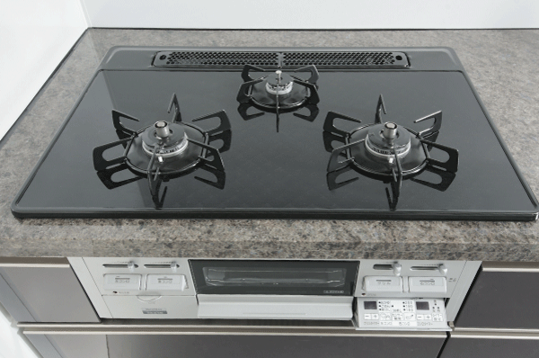 Kitchen.  [Glass top 3-necked stove] Strongly to heat, Boil over can also be a quick one wipe dishes, Is a beautiful glass top stove water is not necessary with a anhydrous double-sided grill at the time of the pottery (same specifications)