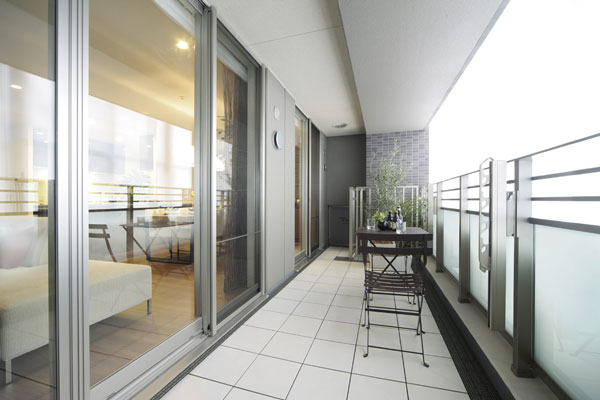 balcony ・ terrace ・ Private garden.  [balcony] To ensure the size of the room, living ・ It has extended sense of unity with dining ( ※ )