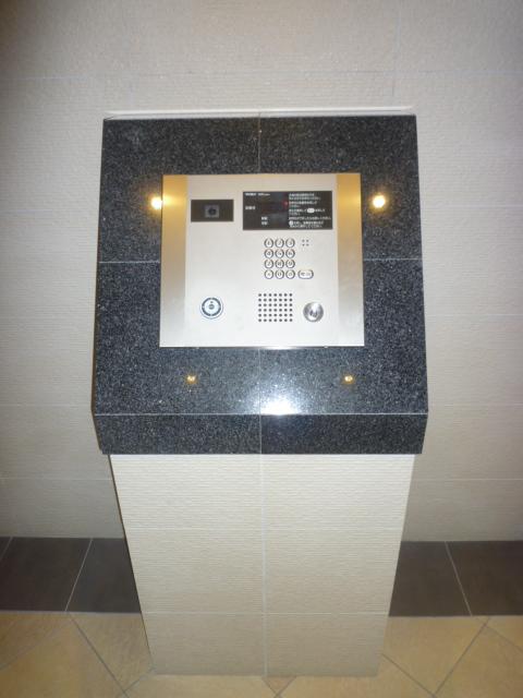 Entrance. Non-contact key corresponding auto-lock (1st security)