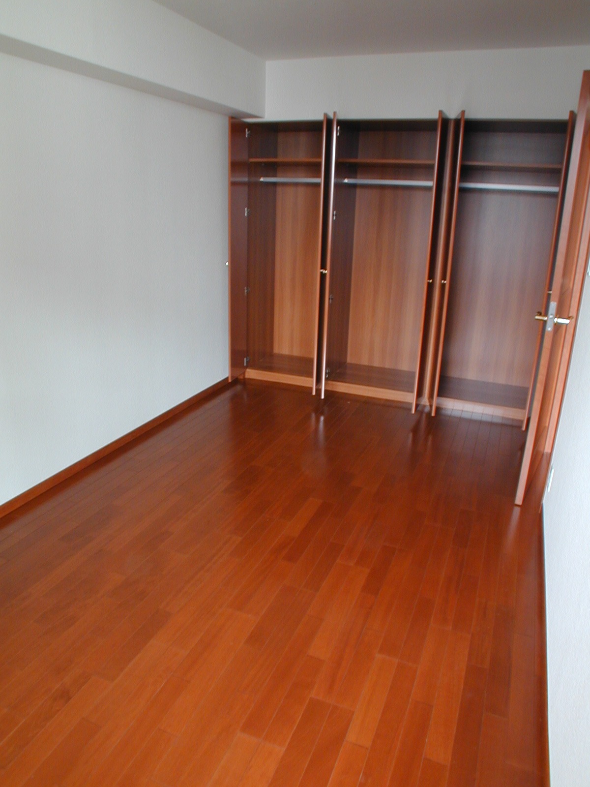 Living and room. One side large closet! !