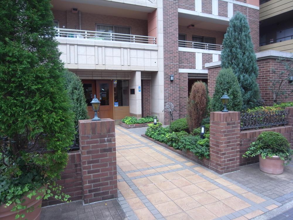 Entrance. Green is also a fashionable appearance