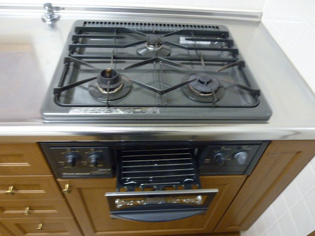 Kitchen. 3-neck gas stove