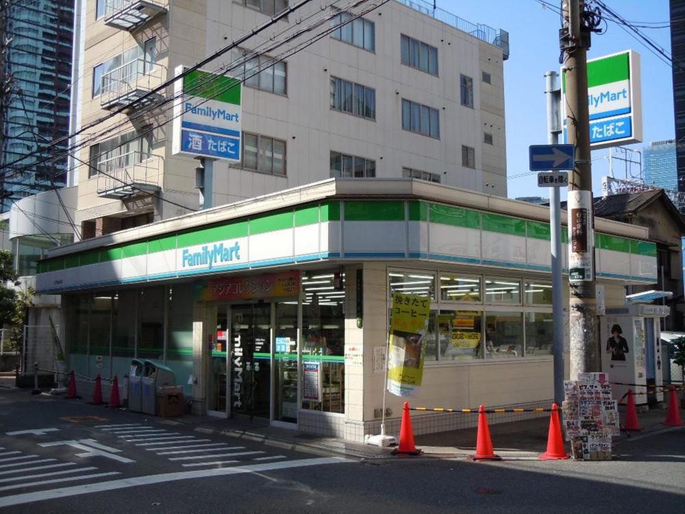 Convenience store. FamilyMart K2 Umeda Higashiten 1-minute walk
