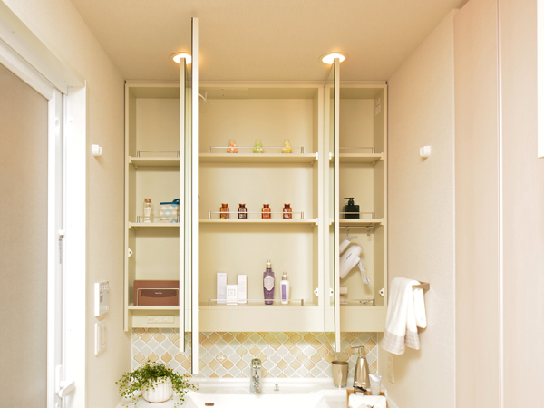 Bathing-wash room.  [Three-sided mirror back storage] (Same specifications)