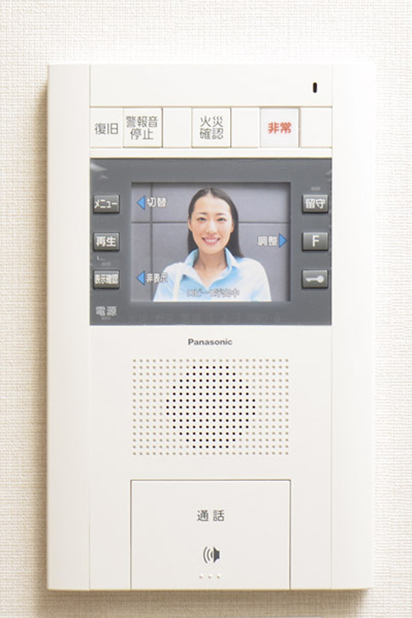 Security.  [Color monitor with intercom] It can be found in the video and audio of the entrance of visitors, Equipped with a recording function of the visitors in the absence. It is a convenient hands-free type (same specifications)