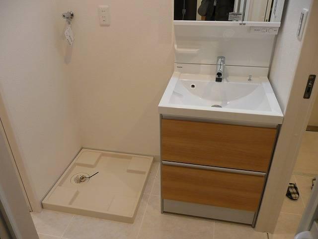 Wash basin, toilet. Unexpectedly large lavatory washbasin