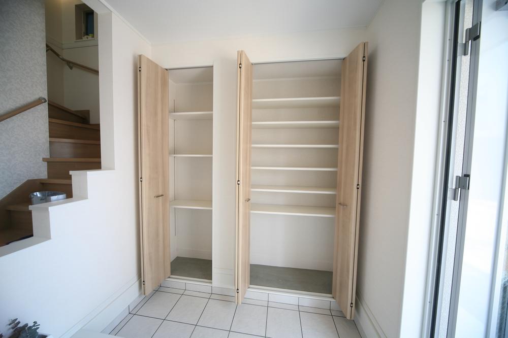 Other Equipment. Set up a shoe closet that you can organize the whole family of shoes at the entrance. Boots and boots, Such as children's play outside of toys, Bulky also refreshing storage.