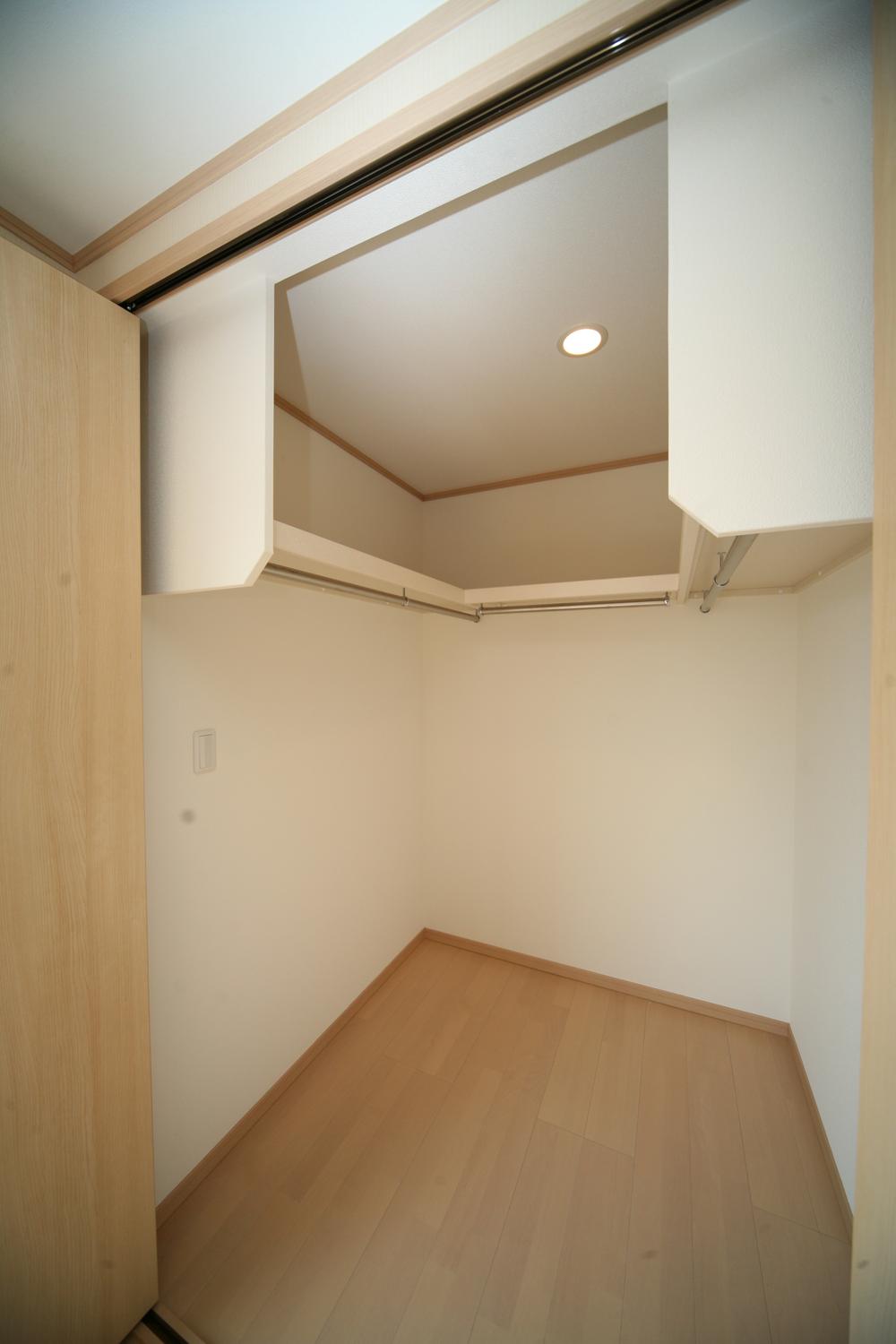 Receipt. Walk-in closet, which was effective use of the space of the ceiling portion. Ya odds and ends, Usually, such as those not used very often, You can organize divided into applications.