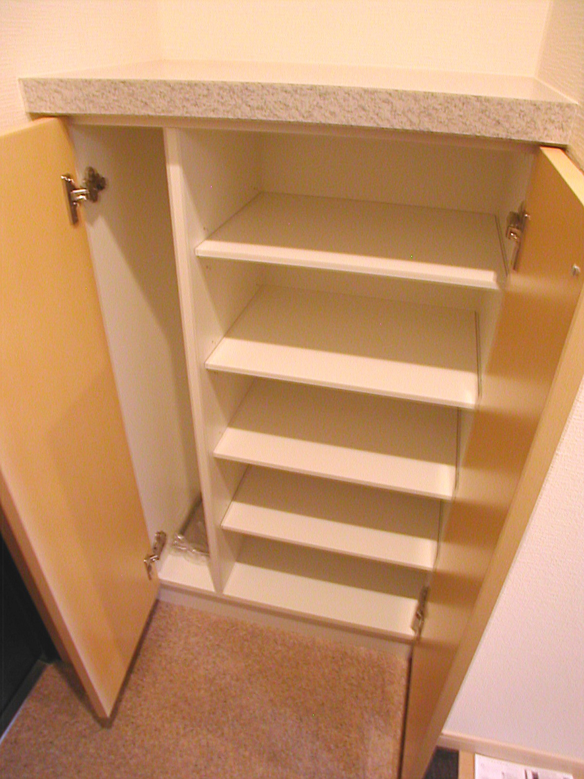 Entrance. Umbrella stand built-in shoes BOX! 