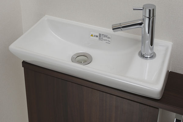 Toilet.  [Wash-basin with counter] Set up a high hand washing counter-designed to produce a space to smart, It has extended comfort at the time of toilet use (same specifications)