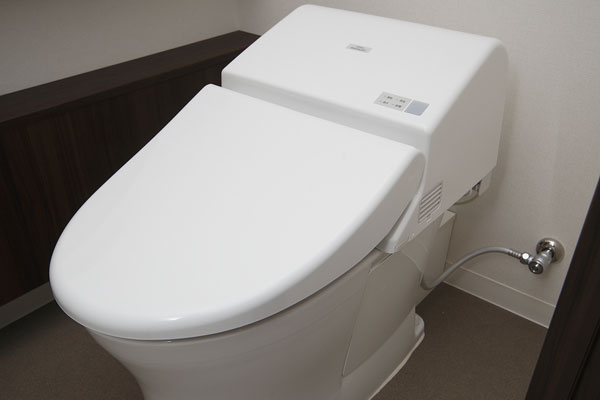 Toilet.  [Cleaning with warm water ・ Heating toilet seat] Cleaning with warm water ・ heating ・ Deodorizing, etc., The toilet seat with a comfortable function comes standard with (same specifications)