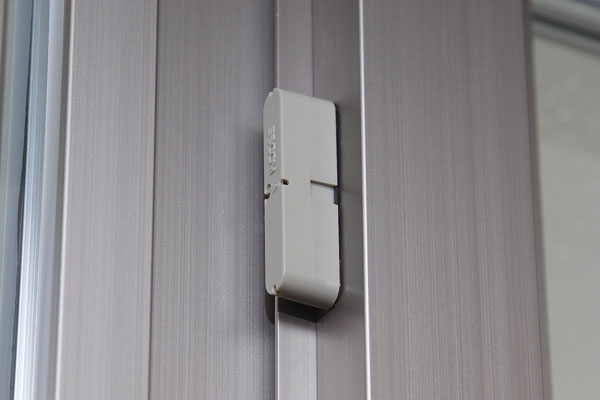 Security.  [Opening and closing sensor] Entrance door of all dwelling units ・ Installation opening and closing sensor in the window (except for the FIX window). When the opening and closing sensor detects an abnormal, An alarm sounds in the intercom, Control room ・ This is a system that is automatically reported to the security company (same specifications)