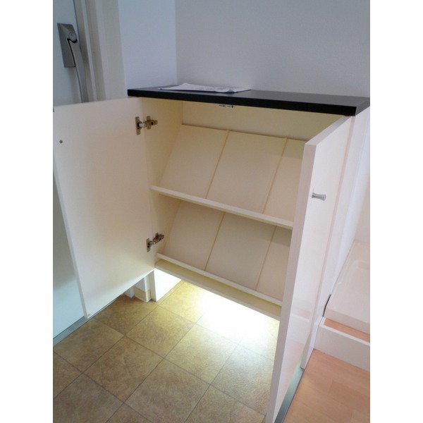 Receipt. Cupboard with storage!