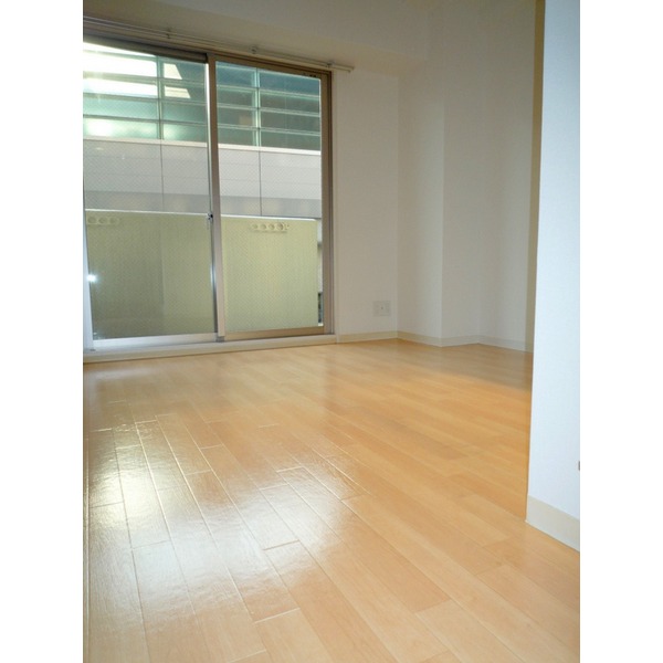 Living and room. Western-style sunny!