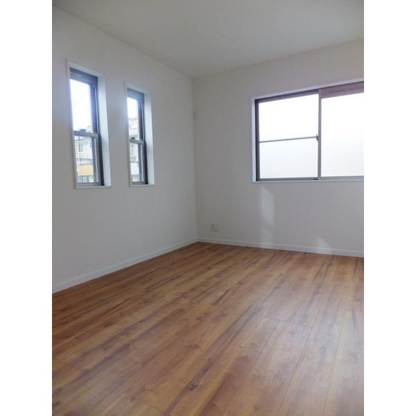 Non-living room. Second floor Western-style also daylighting good