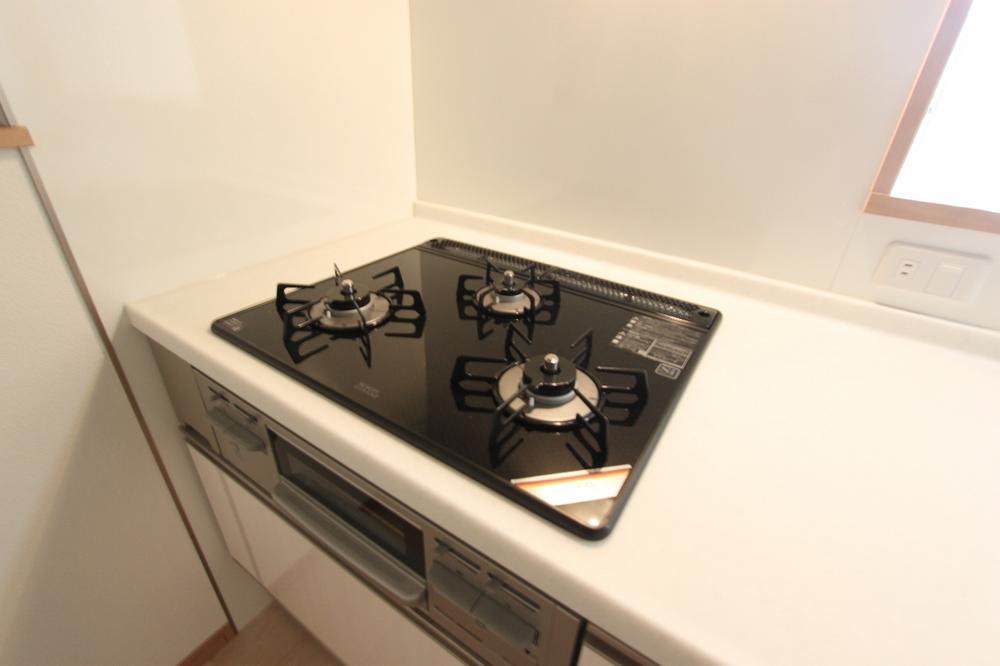 Kitchen. ◆ Glass top stove