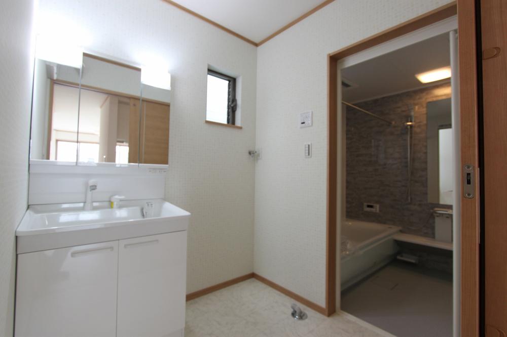 Wash basin, toilet.  ◆ Basin bathroom space
