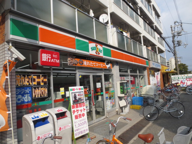 Convenience store. 4m to Sunkus bullying store (convenience store)