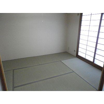 Non-living room. Japanese-style room (after the renovation) was re-covered straw matting.