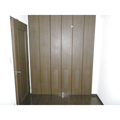 Non-living room. Western-style about 4.5 Pledge closet