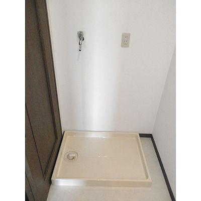 Wash basin, toilet. Indoor laundry bread