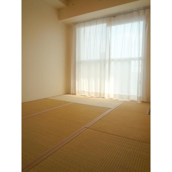 Non-living room. Japanese-style room is also daylight plenty