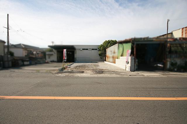 Local photos, including front road. Spacious front road