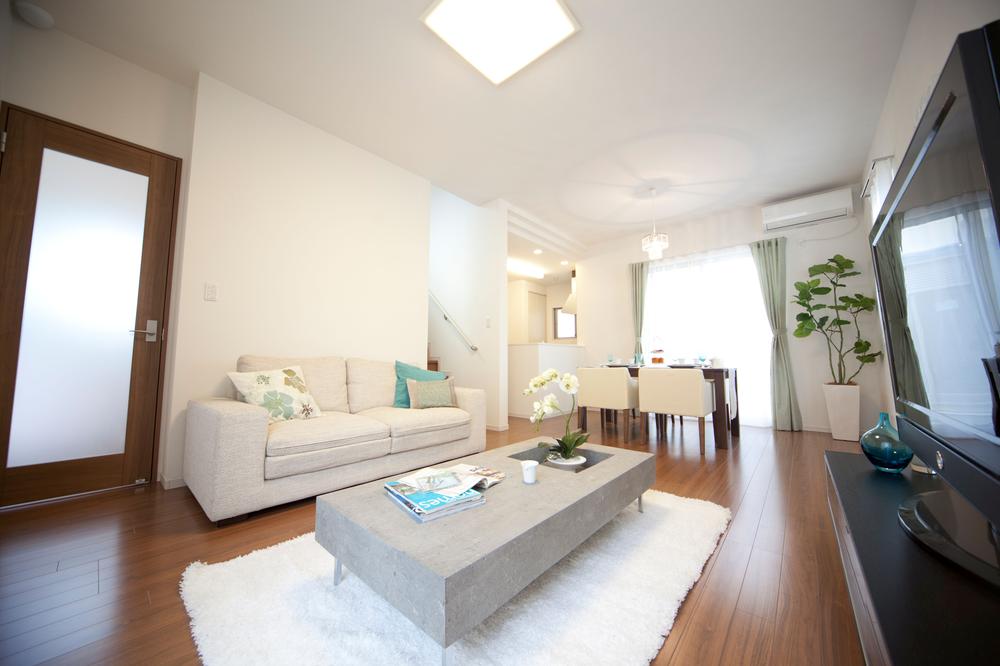 Same specifications photos (living). It is to produce a feeling of opening by the living room and spacious the ceiling height by securing 2.7m. Please imagine the ideal home away from home a model house in reference to a calm atmosphere.