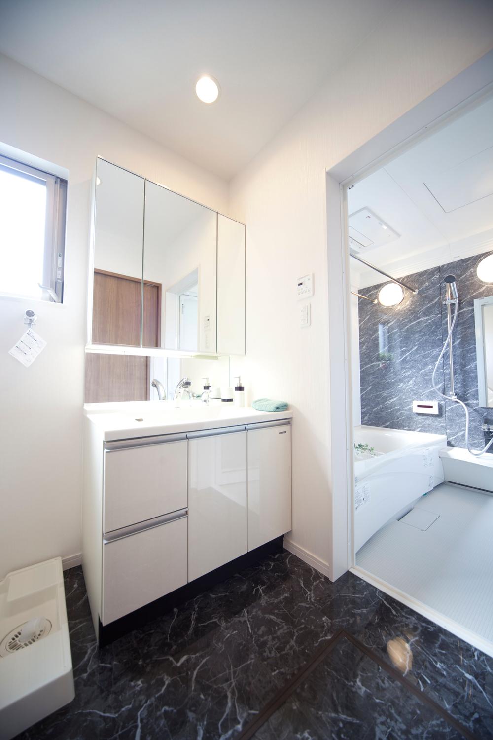 Wash basin, toilet.  [Same specifications] Wash basin