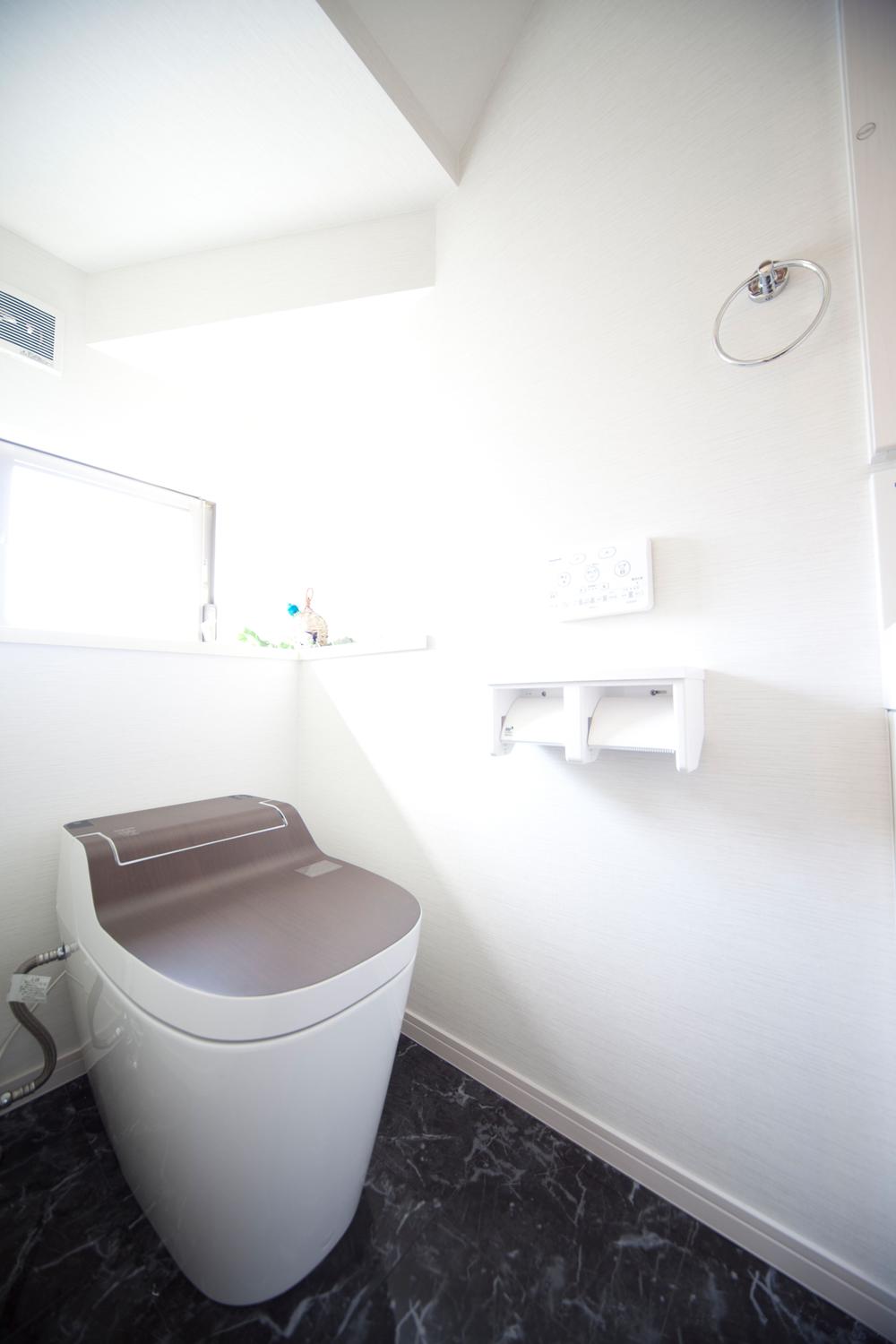 Toilet.  [Same specifications] toilet