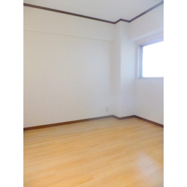 Non-living room. It is beautiful in the Western-style flooring