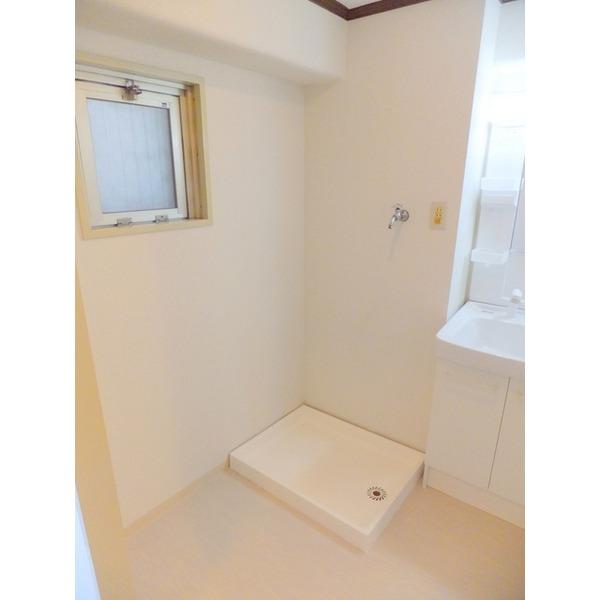 Wash basin, toilet. There is also a window in the dressing room