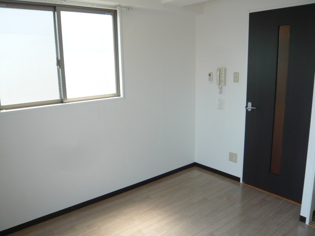 Living and room. Ventilated have windows in the corner room ・ Day is good