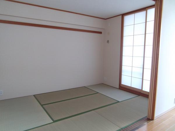 Non-living room. Japanese-style room to settle