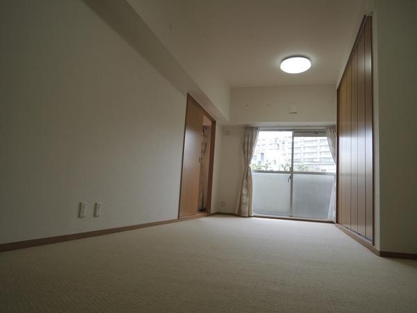 Non-living room. As the room Dried can, There is a clothes wire.