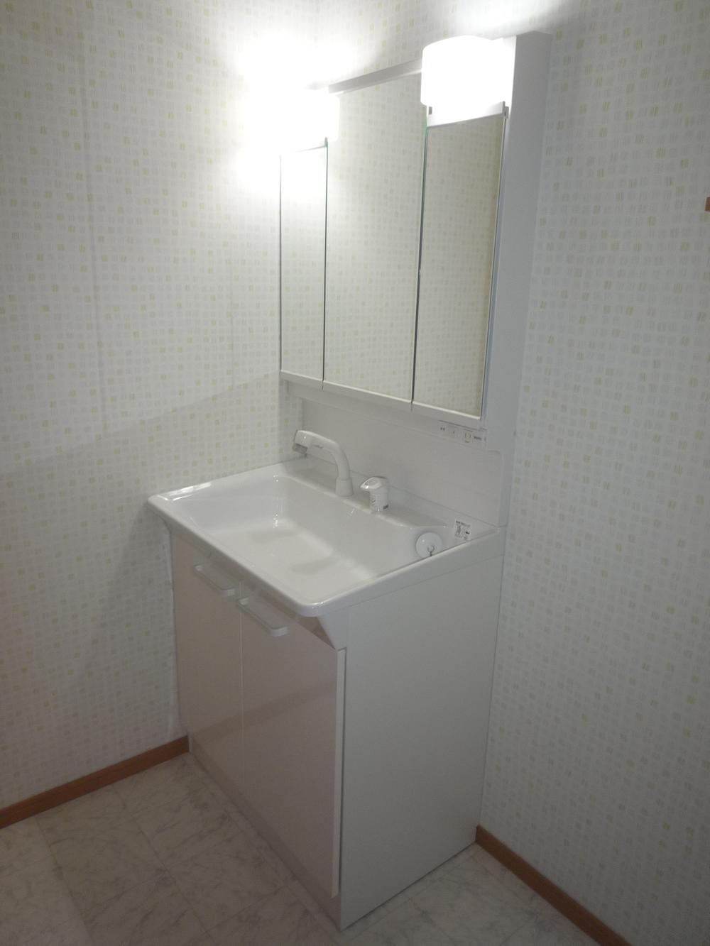 Wash basin, toilet. Local (10 May 2013) Shooting