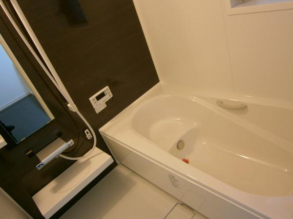 Bathroom.  [Konohana-ku, buying and selling] Spacious bath ☆