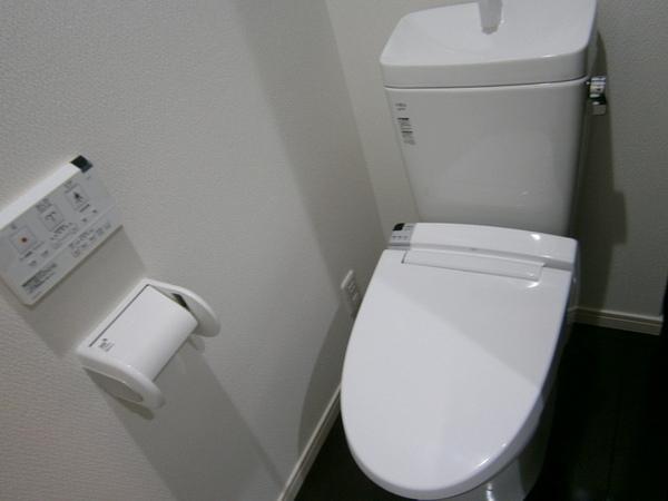 Toilet.  [Konohana-ku, buying and selling] Washlet comes with ☆